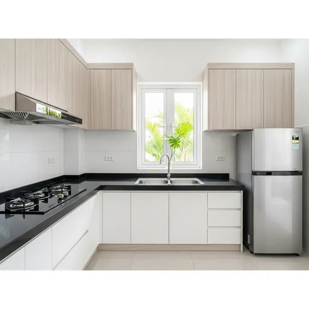 Bếp nhà cấp 4 với bố trí tam giác vàng, tủ dưới Picomat, tủ trên MDF lõi xanh, lối đi rộng rãi.